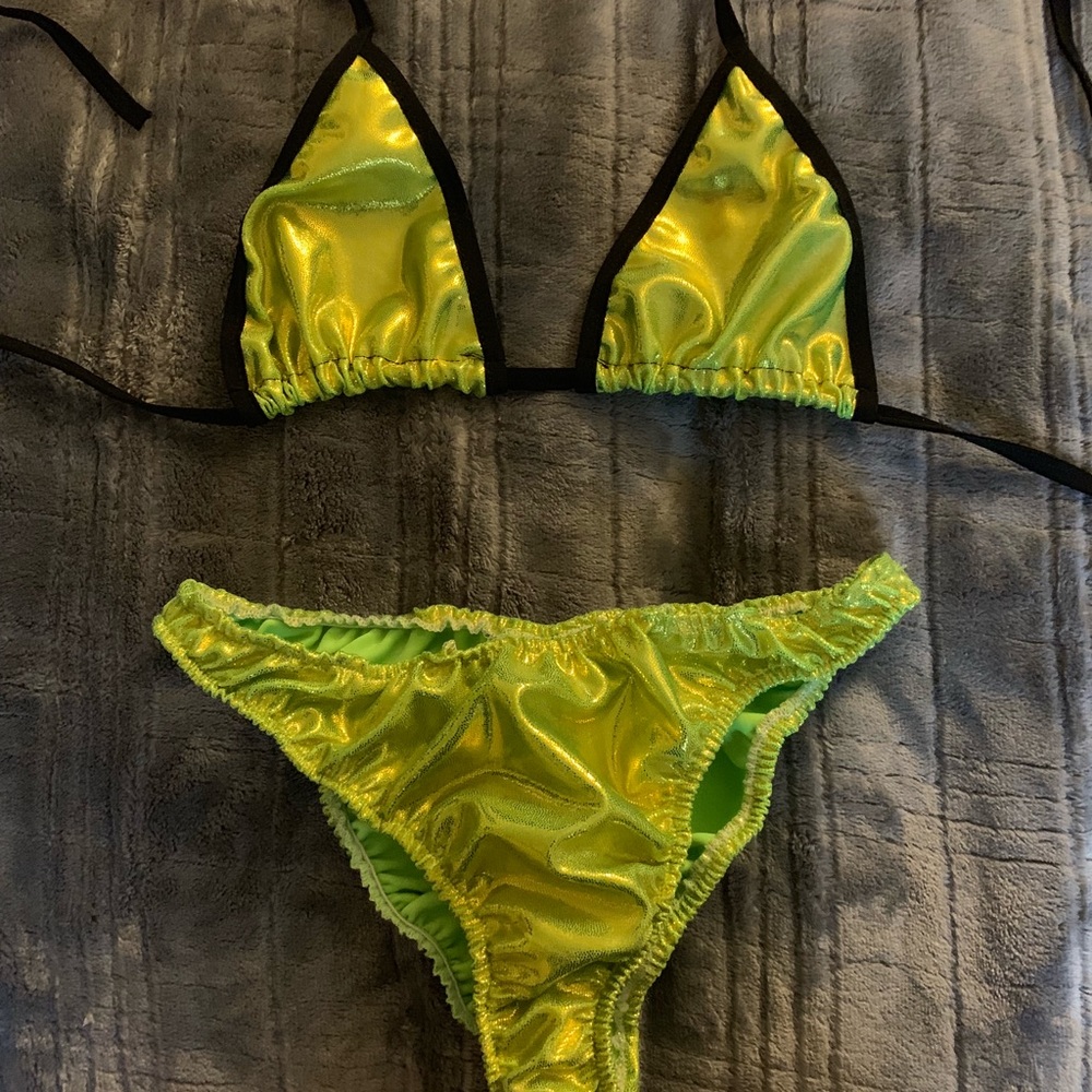 Shopbglittz radioactive top & bottoms